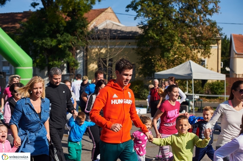 Családi futás a Hatzel téren - fotó Szarka Lajos