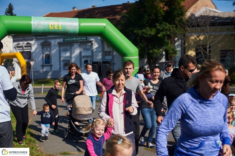 Családi futás a Hatzel téren - fotó Szarka Lajos
