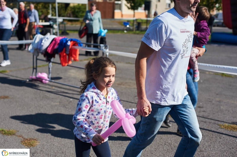 Családi futás a Hatzel téren - fotó Szarka Lajos