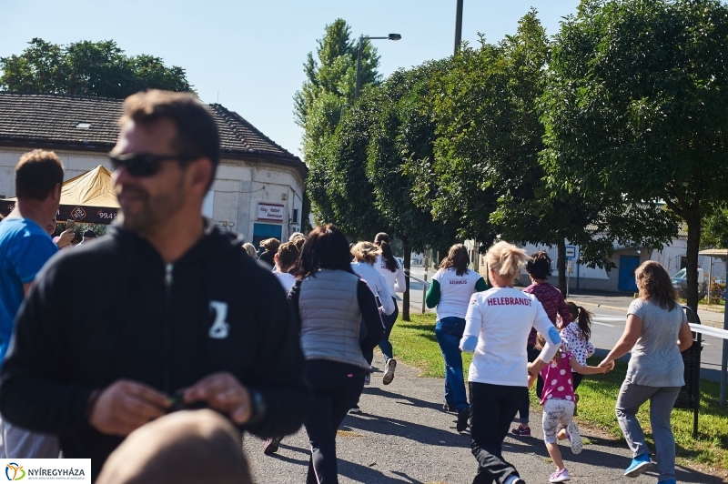 Családi futás a Hatzel téren - fotó Szarka Lajos