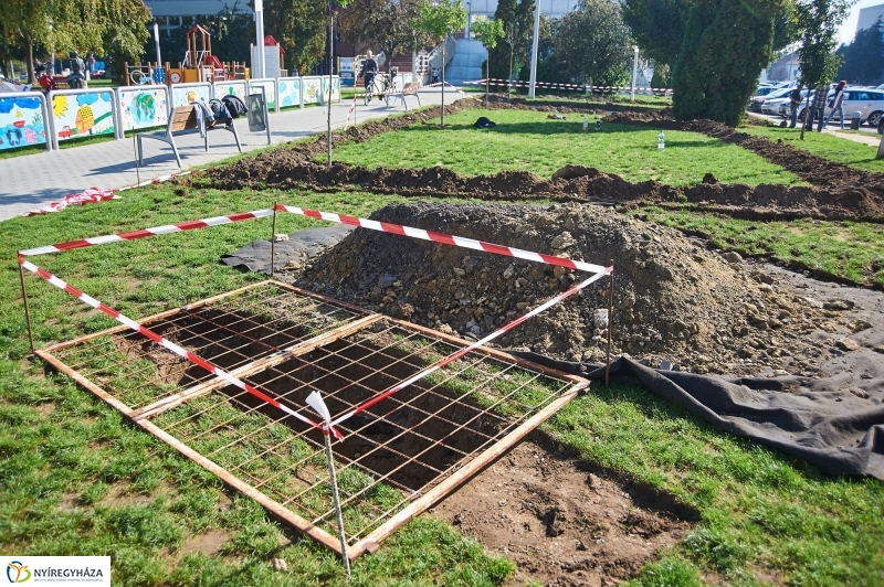 Öntözőrendszer építése a Szabadság téren - fotó Szarka Lajos