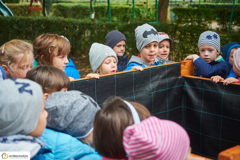 Komposztálási akció a Tündérkertben - fotó Szarka Lajos