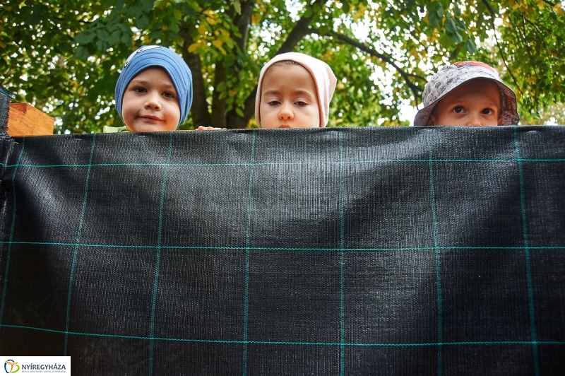 Komposztálási akció a Tündérkertben - fotó Szarka Lajos