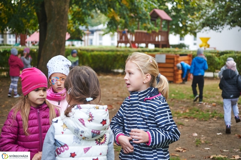 Komposztálási akció a Tündérkertben - fotó Szarka Lajos