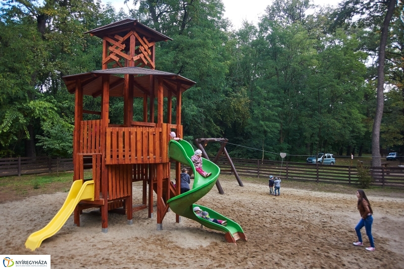 Felújított játszótér az erdőben - fotó Szarka Lajos