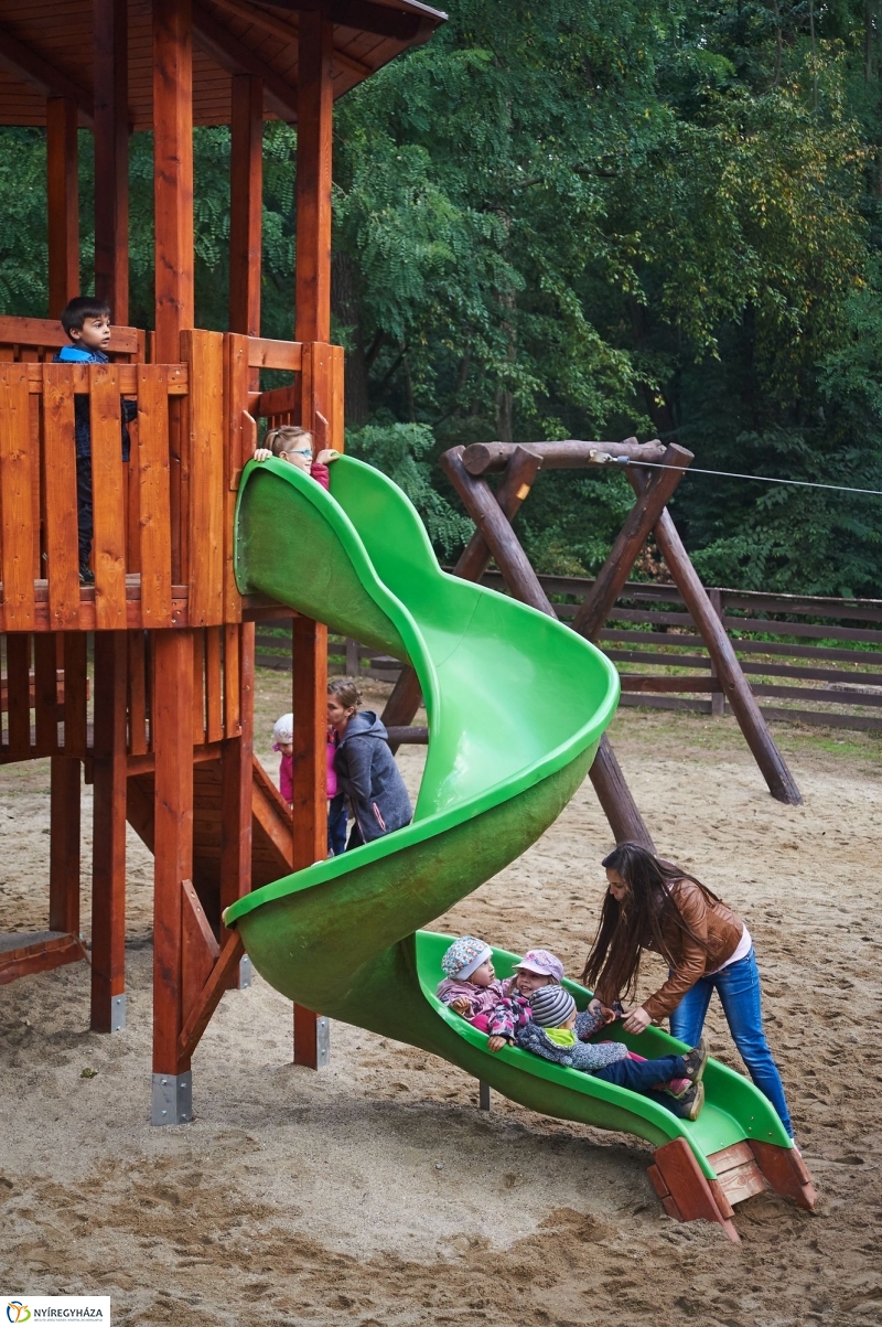 Felújított játszótér az erdőben - fotó Szarka Lajos
