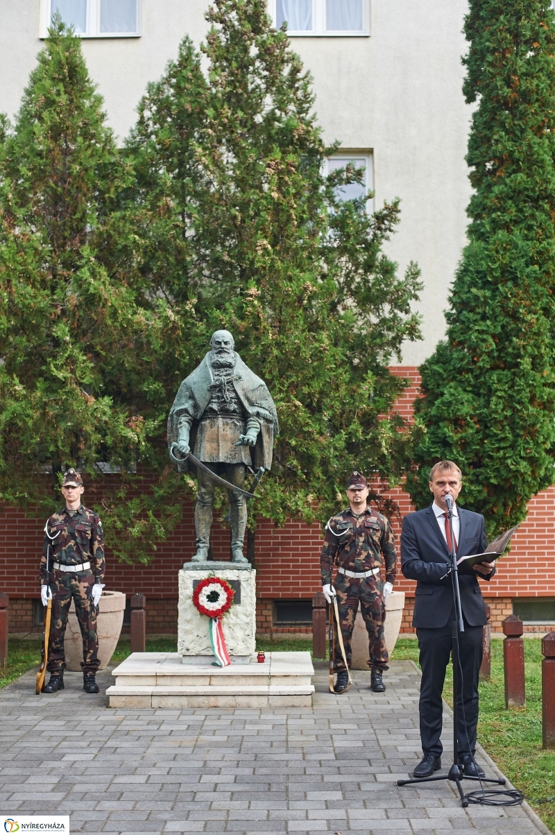 Emlékező koszorúzás az aradi vértanúkra - fotó Szarka Lajos