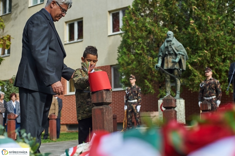 Emlékező koszorúzás az aradi vértanúkra - fotó Szarka Lajos