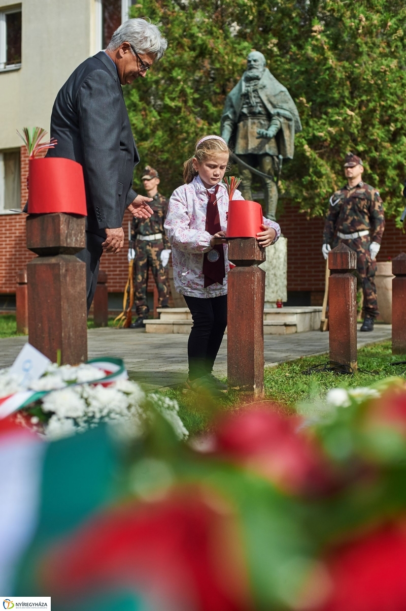Emlékező koszorúzás az aradi vértanúkra - fotó Szarka Lajos
