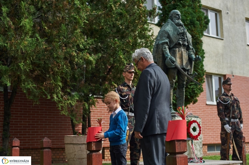 Emlékező koszorúzás az aradi vértanúkra - fotó Szarka Lajos