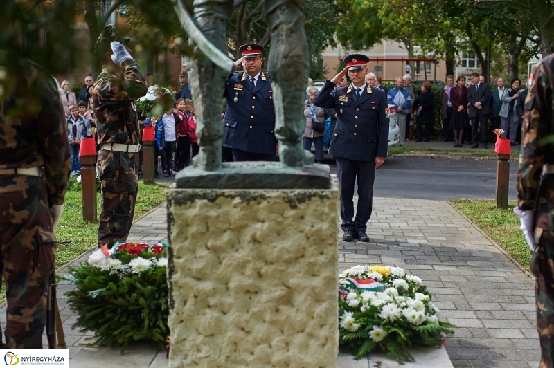 Emlékező koszorúzás az aradi vértanúkra - fotó Szarka Lajos