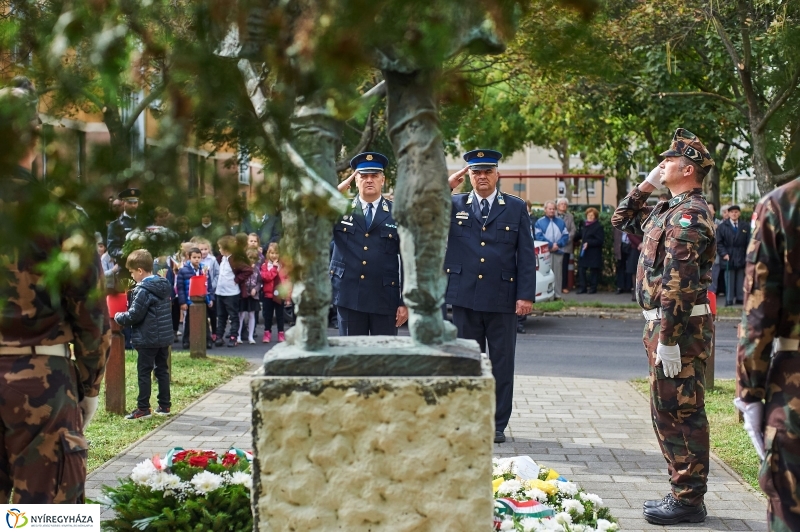 Emlékező koszorúzás az aradi vértanúkra - fotó Szarka Lajos