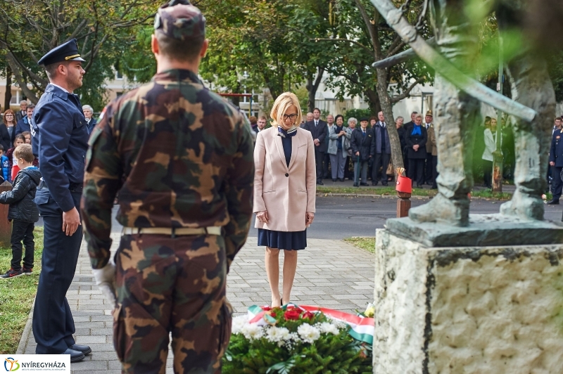 Emlékező koszorúzás az aradi vértanúkra - fotó Szarka Lajos