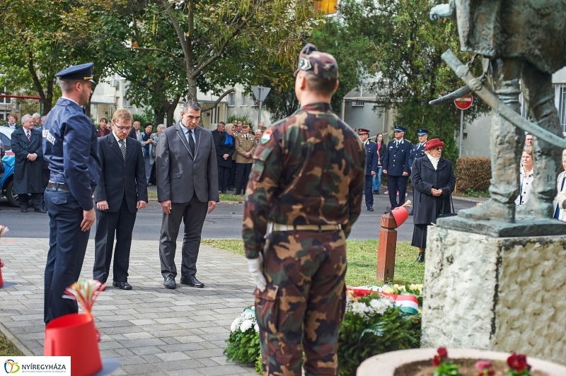 Emlékező koszorúzás az aradi vértanúkra - fotó Szarka Lajos