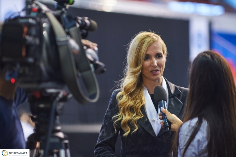 Szalagtűzés a Vasváris diákokkal - fotó Szarka Lajos