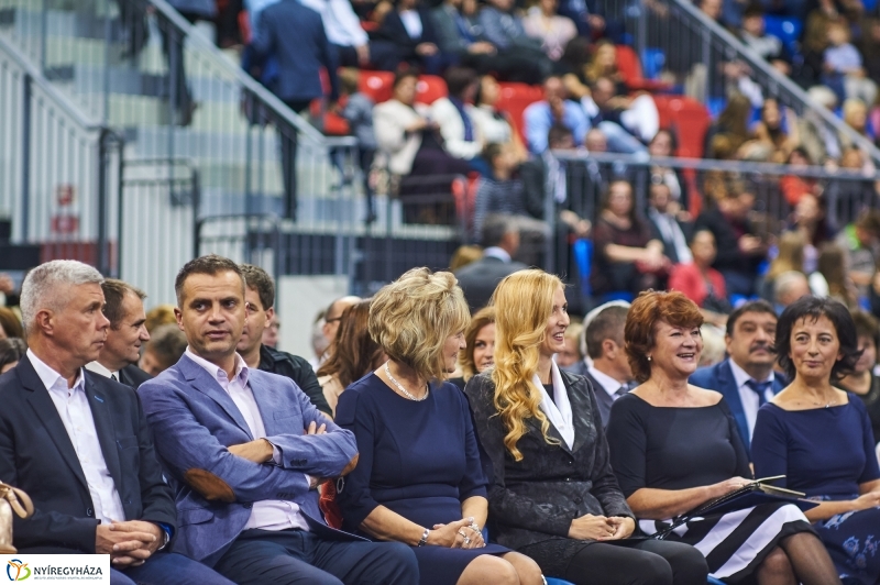 Szalagtűzés a Vasváris diákokkal - fotó Szarka Lajos