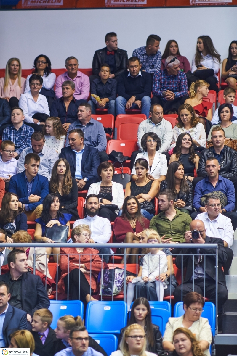 Szalagtűzés a Vasváris diákokkal - fotó Szarka Lajos