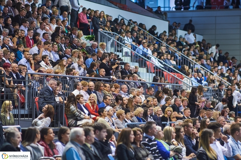 Szalagtűzés a Vasváris diákokkal - fotó Szarka Lajos