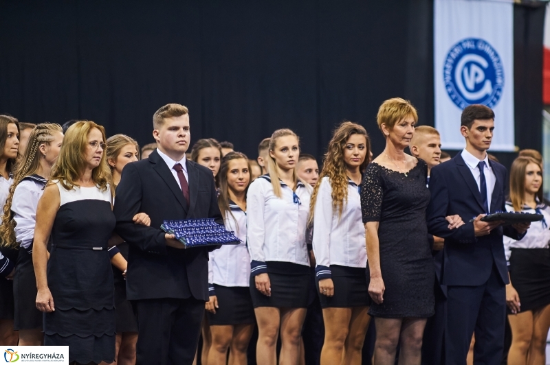 Szalagtűzés a Vasváris diákokkal - fotó Szarka Lajos