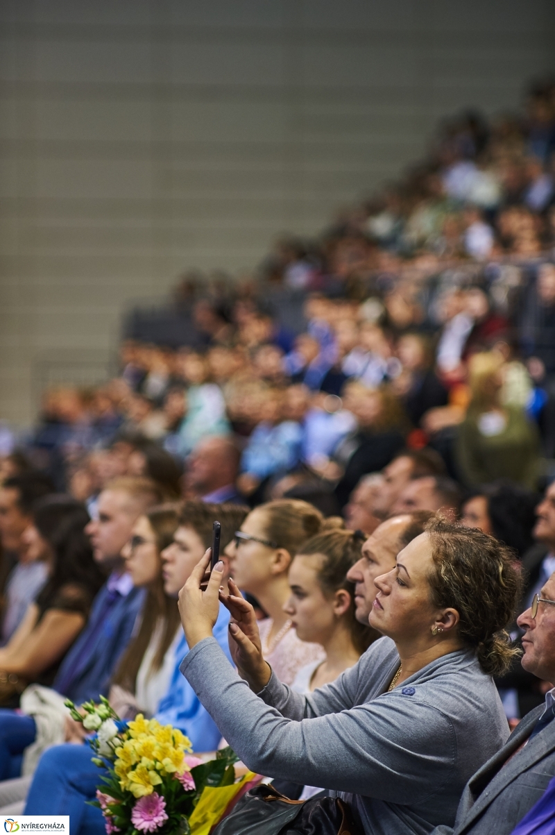 Szalagtűzés a Vasváris diákokkal - fotó Szarka Lajos