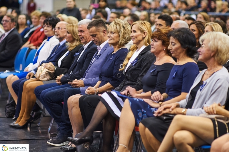 Szalagtűzés a Vasváris diákokkal - fotó Szarka Lajos