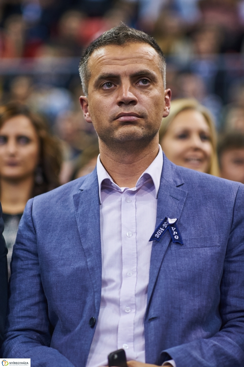 Szalagtűzés a Vasváris diákokkal - fotó Szarka Lajos