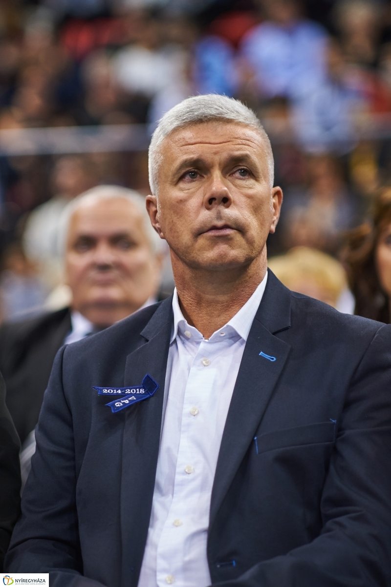 Szalagtűzés a Vasváris diákokkal - fotó Szarka Lajos