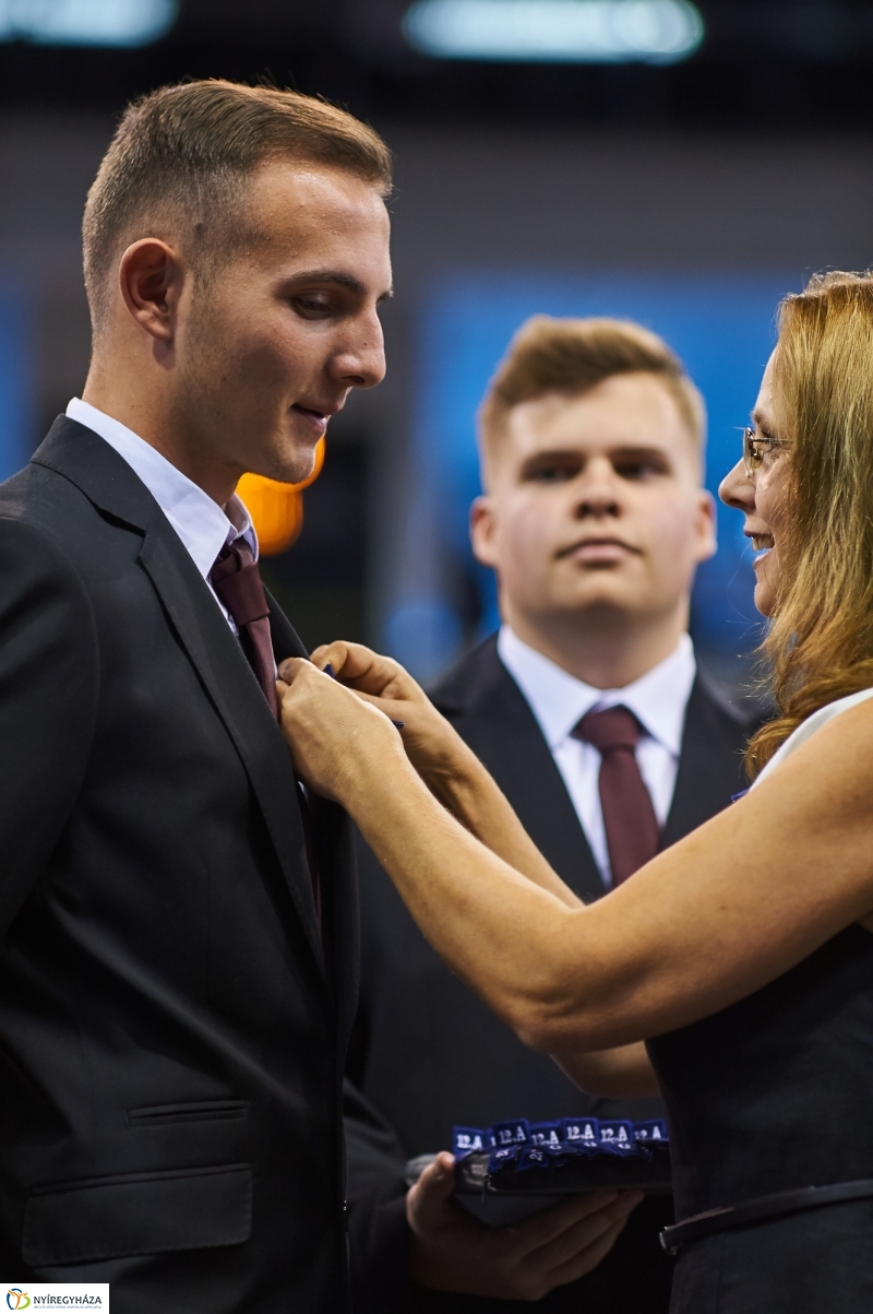 Szalagtűzés a Vasváris diákokkal - fotó Szarka Lajos