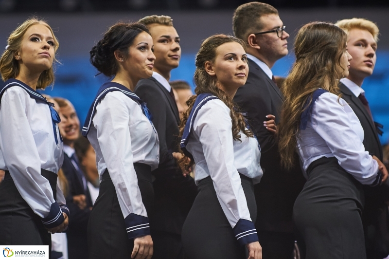 Szalagtűzés a Vasváris diákokkal - fotó Szarka Lajos