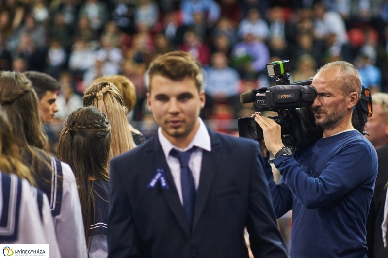 Szalagtűzés a Vasváris diákokkal - fotó Szarka Lajos