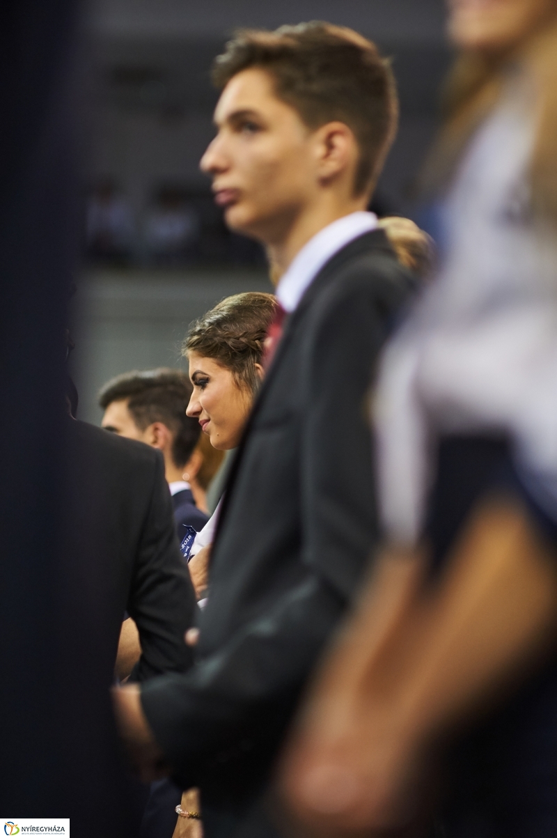 Szalagtűzés a Vasváris diákokkal - fotó Szarka Lajos