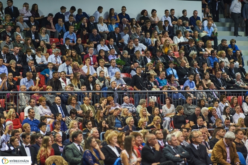 Szalagtűzés a Vasváris diákokkal - fotó Szarka Lajos