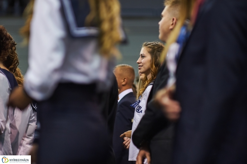 Szalagtűzés a Vasváris diákokkal - fotó Szarka Lajos