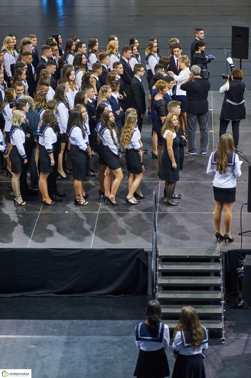 Szalagtűzés a Vasváris diákokkal - fotó Szarka Lajos