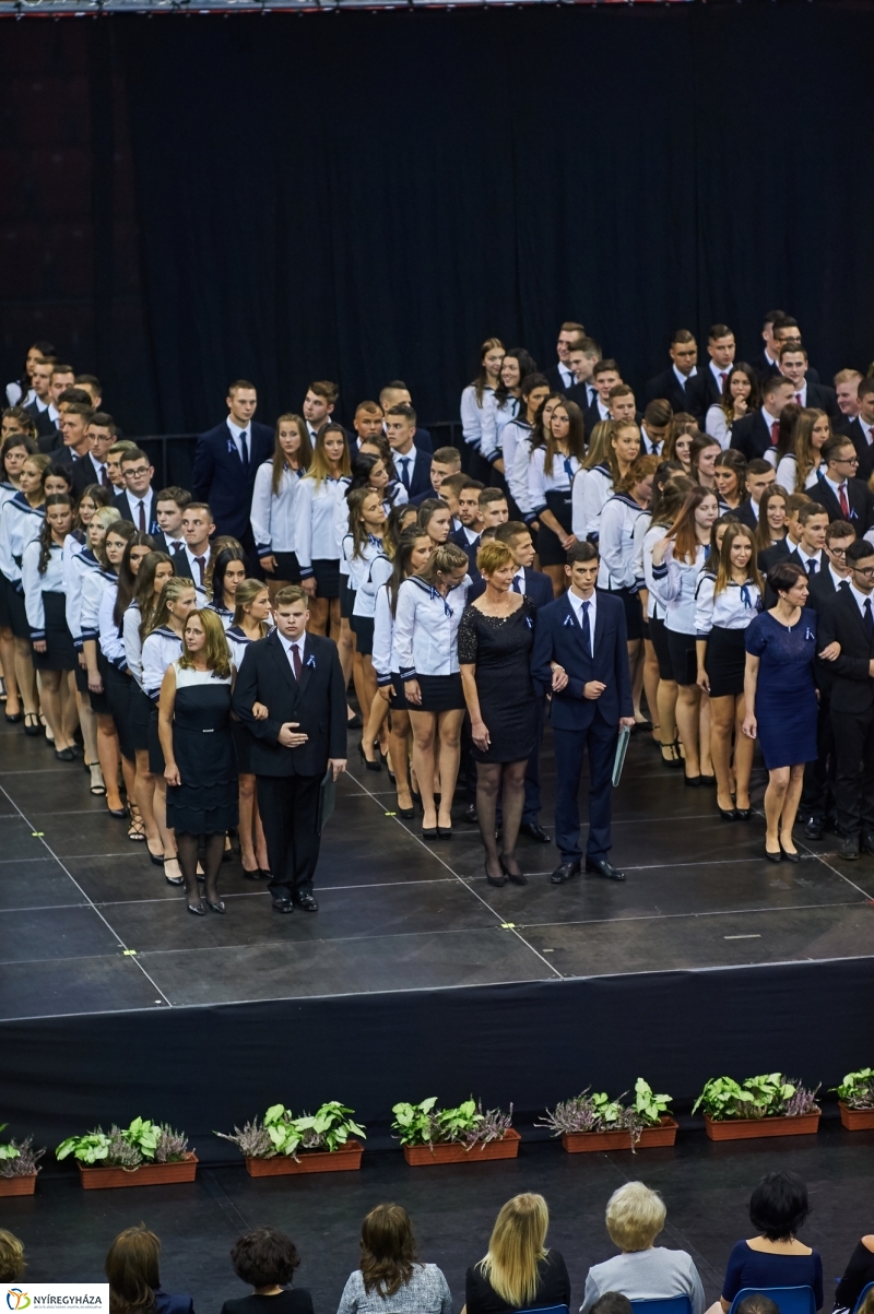 Szalagtűzés a Vasváris diákokkal - fotó Szarka Lajos