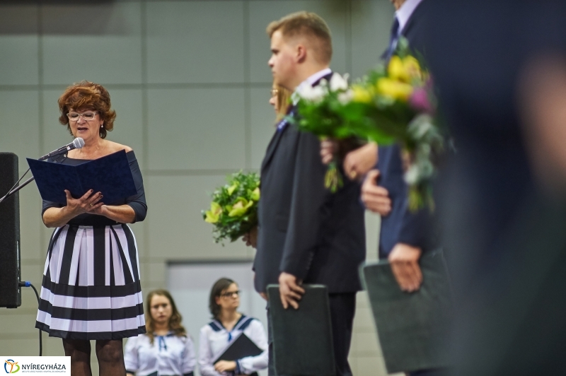 Szalagtűzés a Vasváris diákokkal - fotó Szarka Lajos