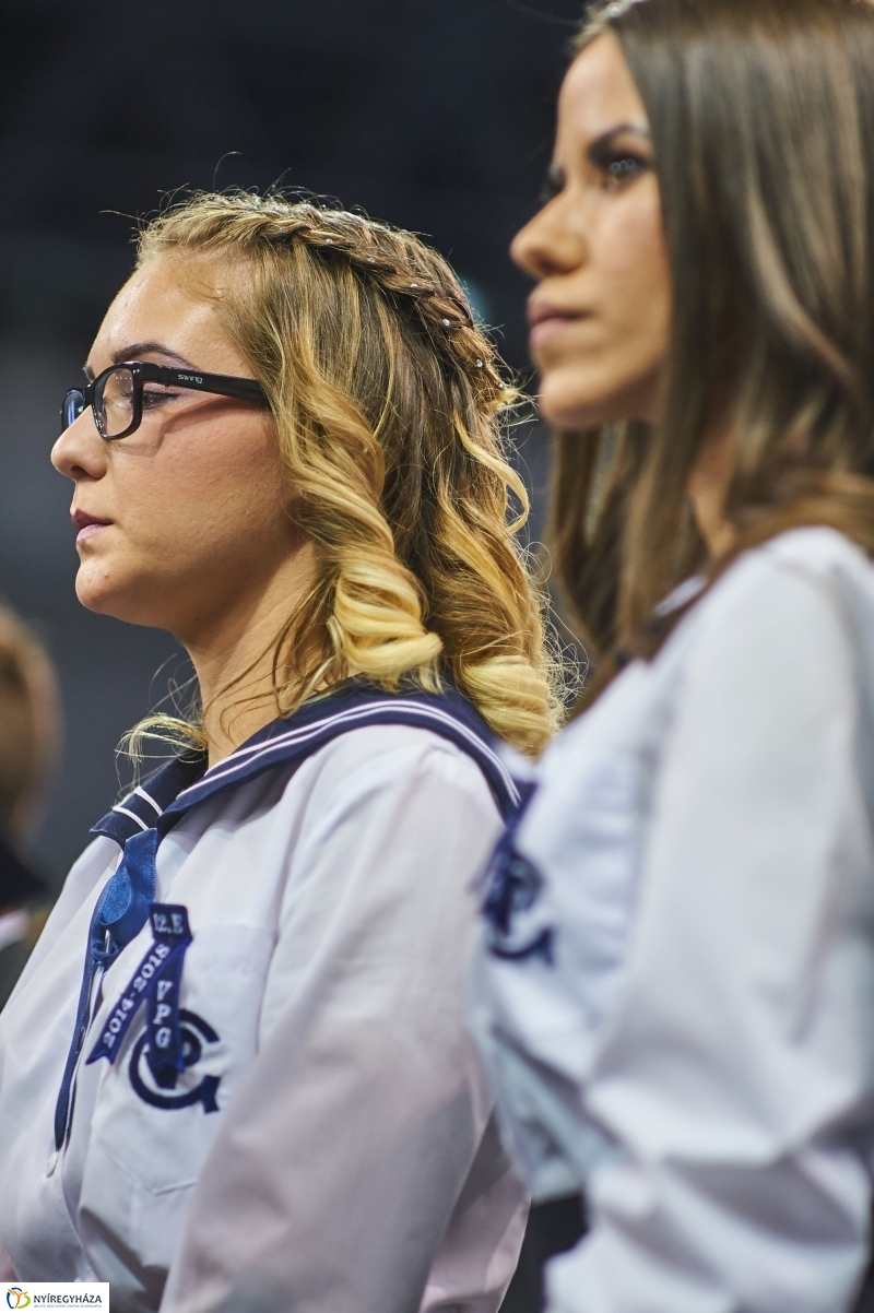 Szalagtűzés a Vasváris diákokkal - fotó Szarka Lajos