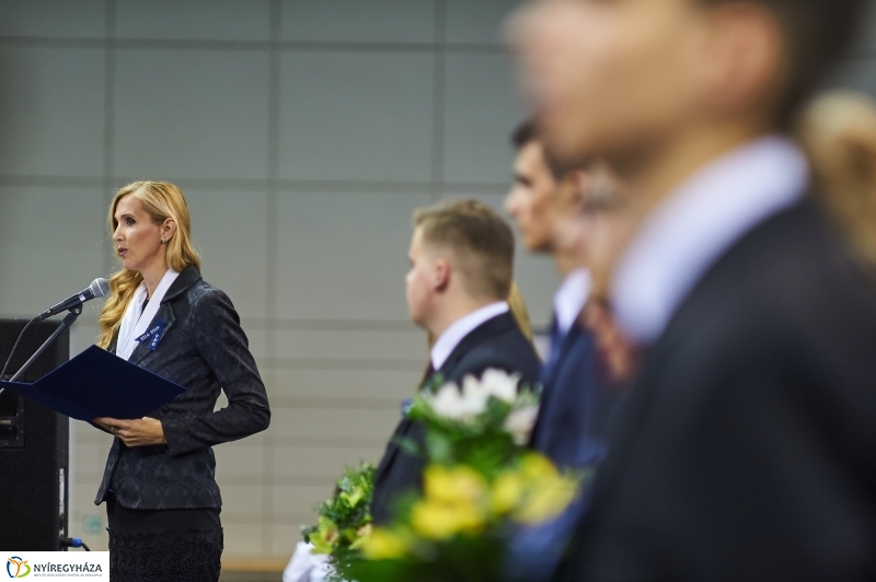 Szalagtűzés a Vasváris diákokkal - fotó Szarka Lajos