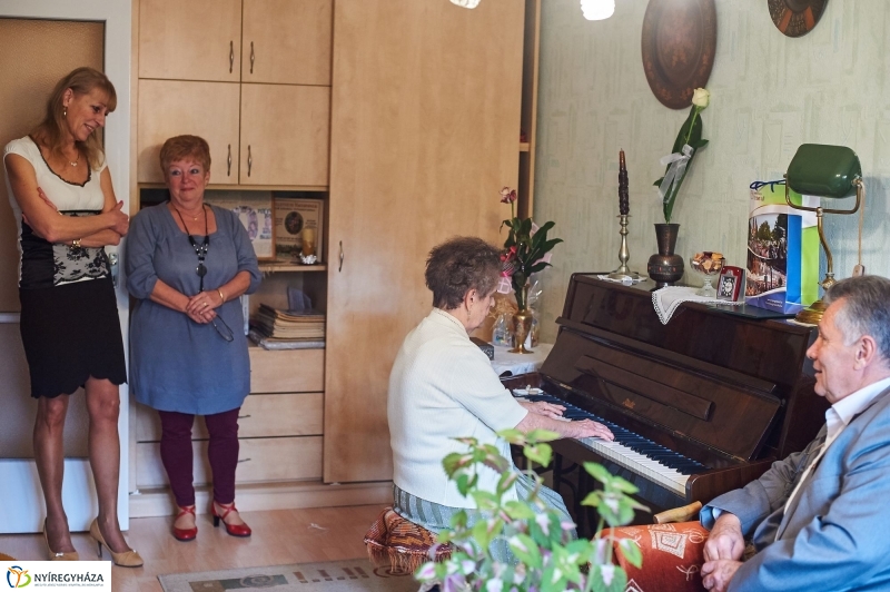 Szépkorú köszöntése Balya Lászlóné - fotó Szarka Lajos