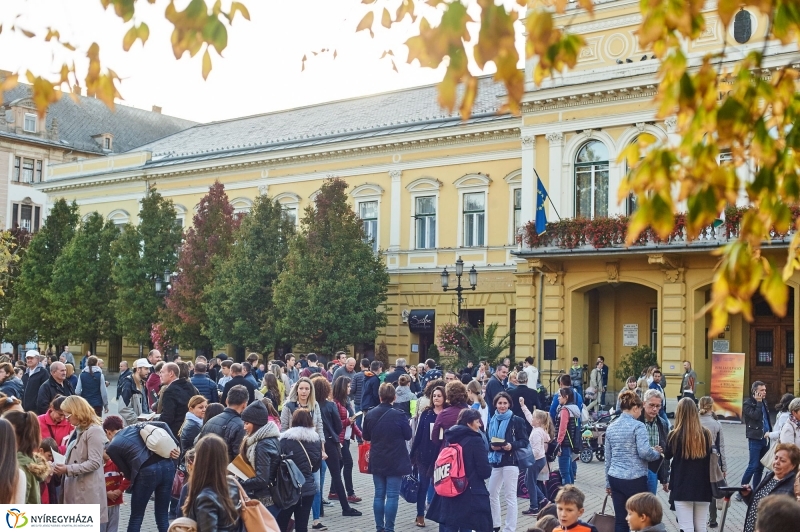 Bibliaolvasás a Kossuth téren - fotó Szarka Lajos