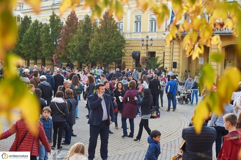 Bibliaolvasás a Kossuth téren - fotó Szarka Lajos