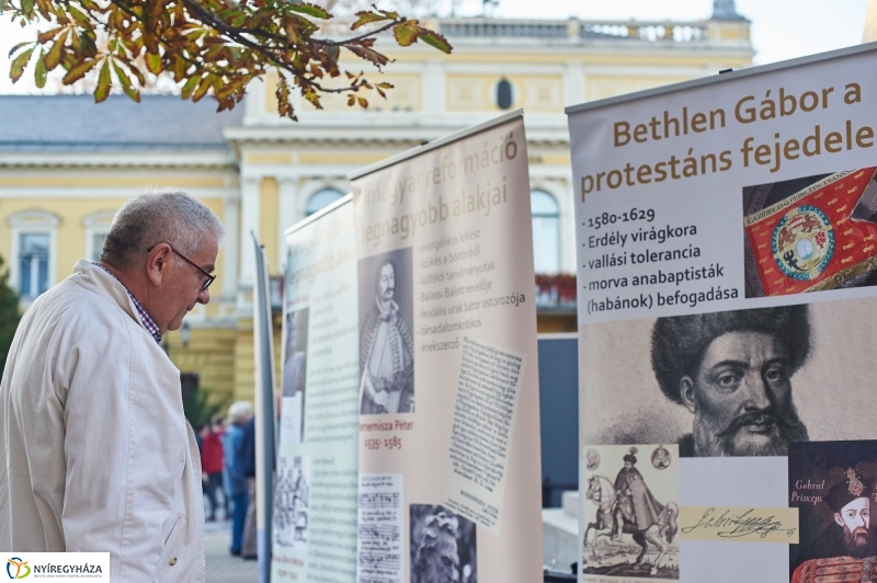 Bibliaolvasás a Kossuth téren - fotó Szarka Lajos