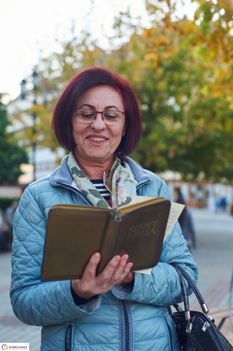Bibliaolvasás a Kossuth téren - fotó Szarka Lajos