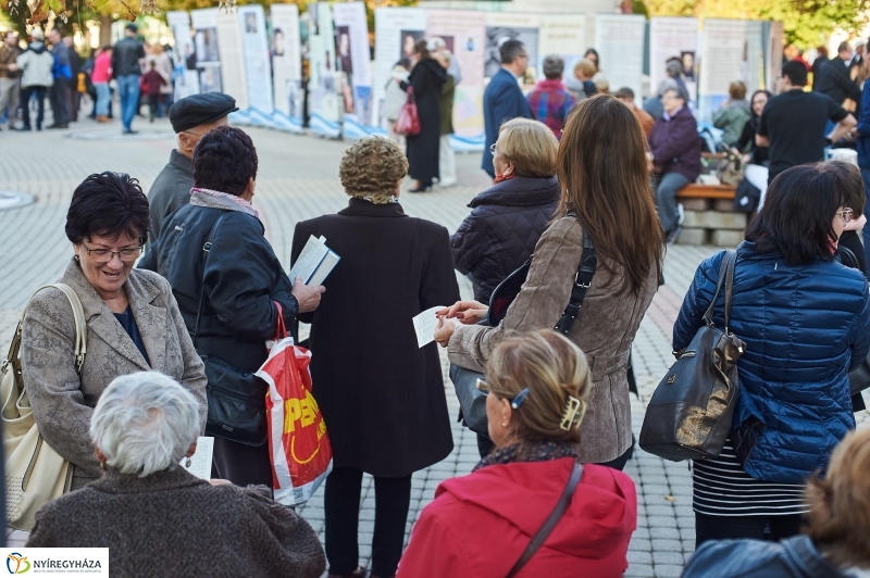 Bibliaolvasás a Kossuth téren - fotó Szarka Lajos