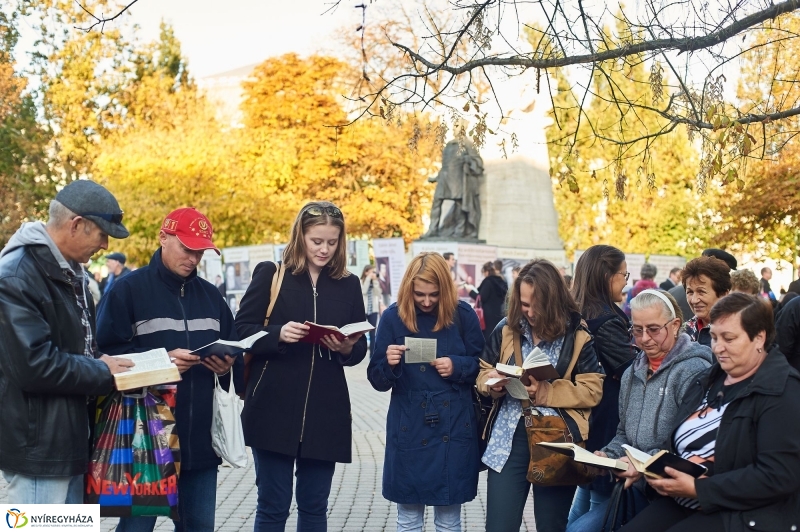 Bibliaolvasás a Kossuth téren - fotó Szarka Lajos