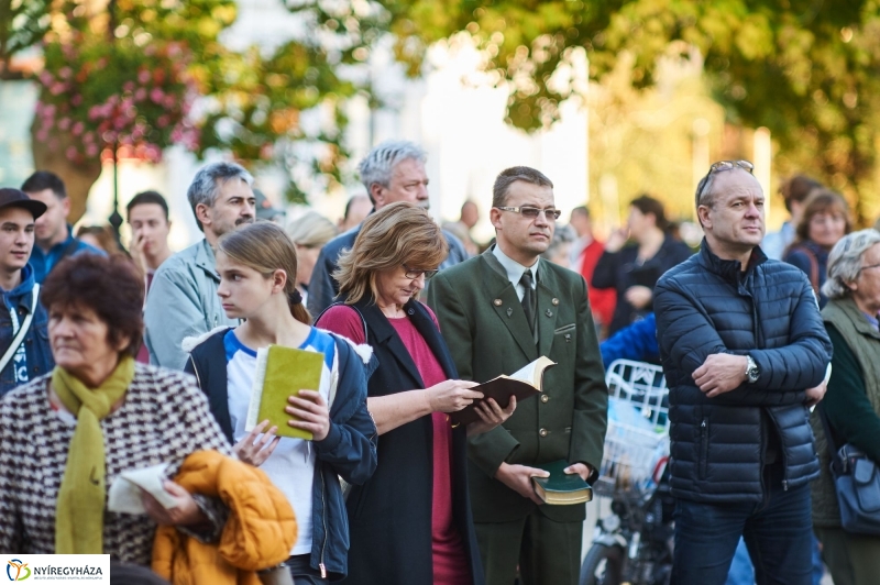 Bibliaolvasás a Kossuth téren - fotó Szarka Lajos
