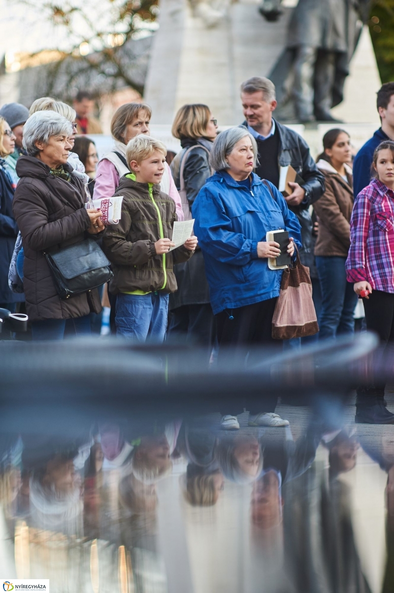 Bibliaolvasás a Kossuth téren - fotó Szarka Lajos