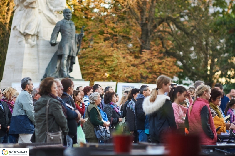 Bibliaolvasás a Kossuth téren - fotó Szarka Lajos