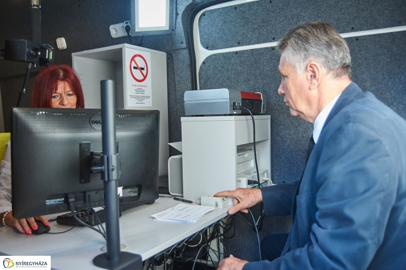 E-mobil Kormányablak a kórházban - fotó Szarka Lajos