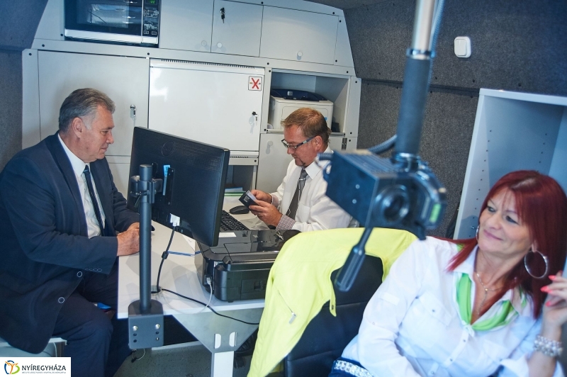 E-mobil Kormányablak a kórházban - fotó Szarka Lajos